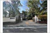 雁が音中学校（1320m）雁が音中学校の正門の全景です。