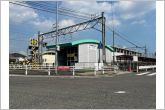 名鉄名古屋本線一ツ木駅（430m）名鉄名古屋本線一ツ木駅の南側からの全景です。
