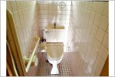 【トイレ】トイレは各階に１つずつあるので、１階と２階を行き来する必要がありません。