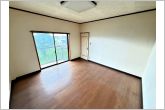 【洋室8帖】南向きならではの恵まれた採光・通風。明るいお部屋は開放感がありますね。