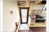 キッチン横には勝手口が付いています。お料理の際に出るごみも外にすぐに出せて便利です。通風や換気にも役立ちます