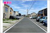 前面道路：北側約6ｍ幅。車通りが少なく、駐車が苦手な方でも安心の道路幅です