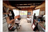 【小屋】自転車やアウトドア用品、ガーデニング用品を収納できます。