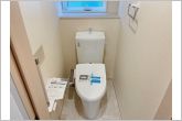 【施工例】多機能な温水洗浄便座付きでお掃除がしやすい、清潔なトイレです