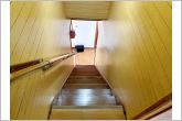 階段には手すりが付いているので上がり下がりが安心です。