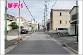 前面約8ｍ幅の道路に面しており、通行や駐車の際に余裕がある広さです。運転が苦手な方でもラクラク！