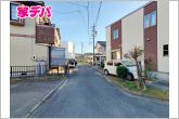 静かな住宅街で、車の出入りもスムーズです。