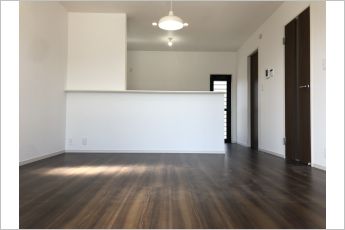 【施工例】のんびりくつろぐソファや、お食事を楽しむダイニングセットを置いても圧迫感はありません。