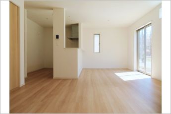 【施工例】のんびりくつろぐソファや、お食事を楽しむダイニングセットを置いても圧迫感はありません。