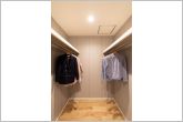 寝室にウォークインクローゼットを備え、収納にゆとりがあります