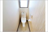 【トイレ】窓があり温水洗浄機能の付いた快適なトイレを１階と２階に設置。使用が重なる朝も２ヶ所あれば安心ですね！