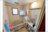 【浴室】窓付きのため換気しやすく、日差しも取り入られる浴室