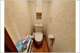 【トイレ】トイレ内に棚があるので備品を置くことができて便利です。