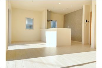 【施工例】温かみのあるナチュラルテイストのLDK。ダイニングセットを置いてもゆとりがあります！