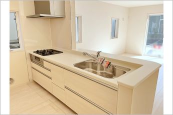 【施工例】小さなお子様にも目が届く、使い勝手の良い対面キッチンで楽しくお料理ができます！