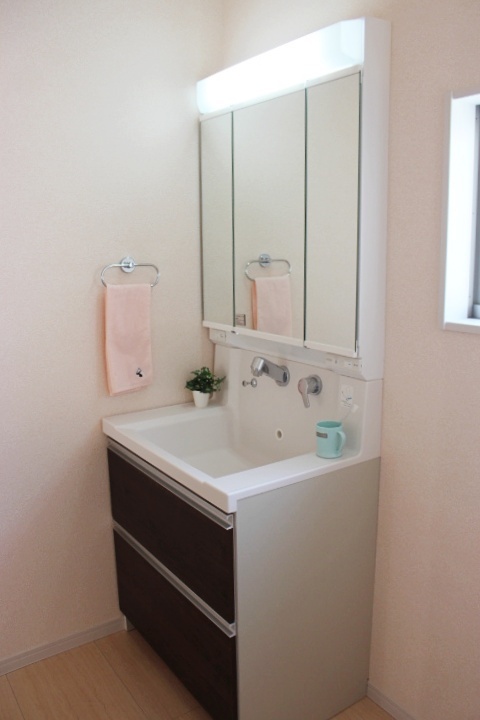 朝の支度にも便利な三面鏡付きの洗面台です。シャワー付きの洗面化粧台。忙しい朝にも便利ですね。（写真は新築時のものです）