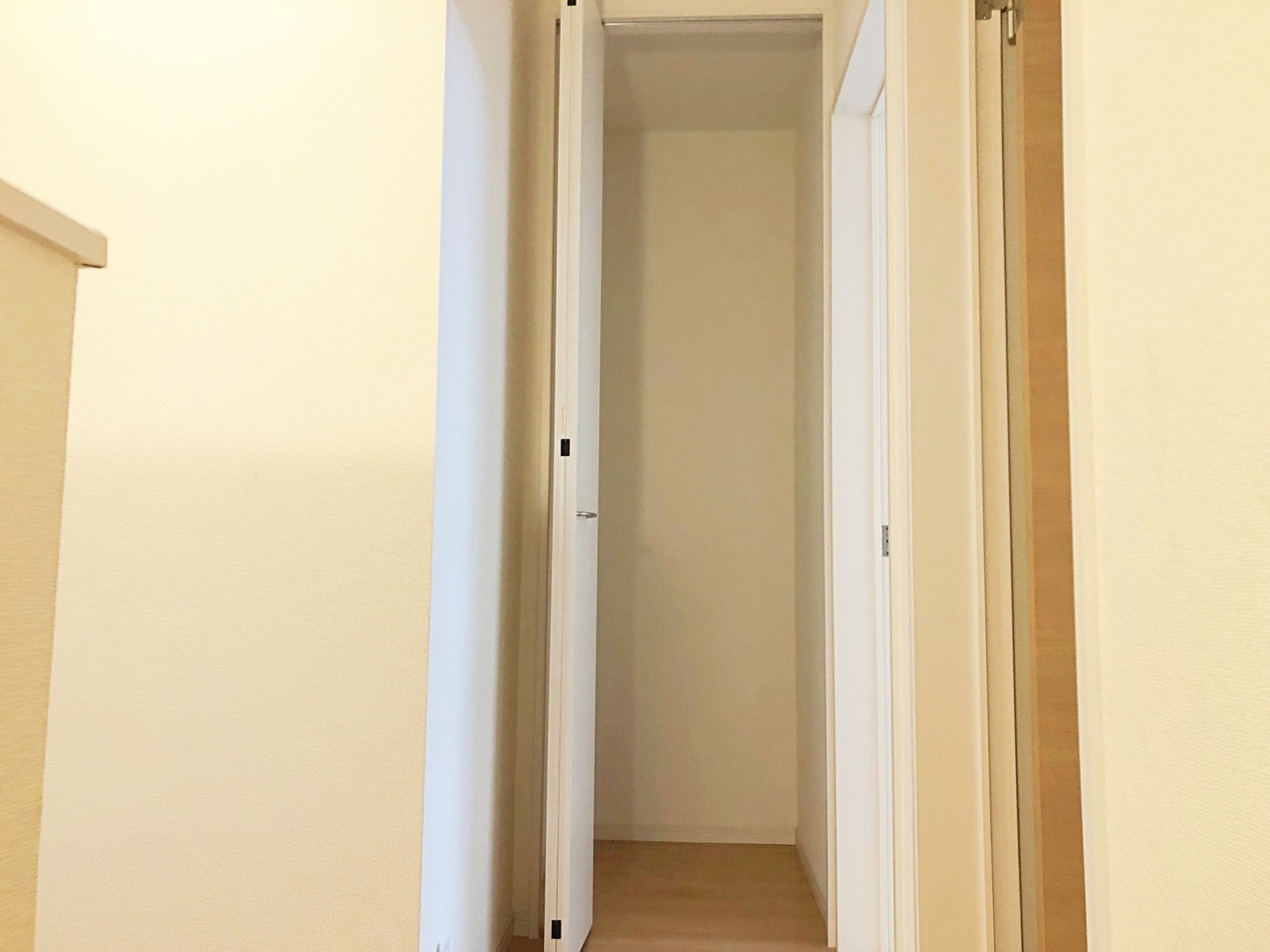 【2階廊下収納】収納スペースを使いやすい場所に設えることで、居住空間をスッキリ保てます。
