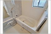 【施工例】防水性や保温性に優れたシステムバスルーム！洗い場と脱衣所の段差が少なくバリアフリー