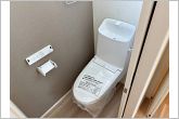 【施工例】多機能な温水洗浄便座付きでお掃除がしやすい、清潔なトイレです