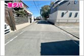 前面道路は見通しが良く、車の移動もスムーズに行えます。