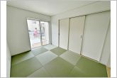 【洋風和室約6帖】リビングとつながる畳敷きのお部屋は来客時の使用や、ちょっと疲れた時にお昼寝できるのも嬉しいですね！