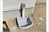 玄関横には立水栓が設置されています！お庭の水撒き、洗車、お掃除、お子様の水遊びなど便利です！