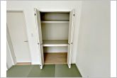 来客用の布団などもスッキリ収納することができますね！