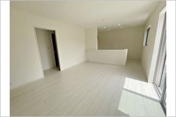 【施工例】温かみのあるナチュラルテイストのLDK。ダイニングセットを置いてもゆとりがあります！