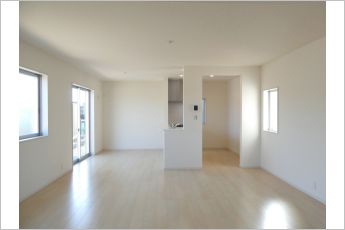 【施工例】のんびりくつろぐソファや、お食事を楽しむダイニングセットを置いても圧迫感はありません。