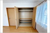 壁面クローゼットがあればタンスを置く必要がなく、出っ張りのないスッキリ空間を維持できます。