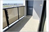 【バルコニー】横長のバルコニーで、洗濯物に日差しが降り注ぎ、よく乾きそうです。