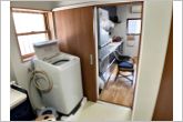 キッチン隣接の洗面脱衣所にある洗濯機置き場。家事動線が考えられた間取りは家事の時短になりますね