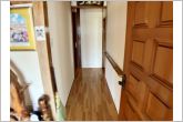 玄関からの廊下部分。手すりが付いているので高齢者や歩行が不安定な方も安心です。
