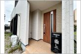 【玄関】玄関が深い位置にあるので雨に濡れることなく身支度ができます