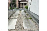 2台駐車可能なカースペース。玄関前にあり、荷物の積み下ろしや雨の日の乗り降りに便利です！