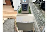 一体型で場所を取らない、玄関前のカメラ付インターホン・ポスト