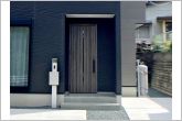 【玄関】雨の日の出入りも濡れにくい玄関ポーチ