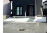 コンクリート駐車場で見た目もオシャレ。車体やタイヤに負担がなく駐車可能な並列駐車場