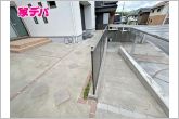玄関から駐車場まで移動しやすい動線です