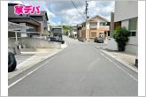 静かな住宅街で、車の出入りもスムーズです。