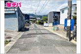前面道路は公道で、車のすれ違いもらくらく広々6ｍの幅があります