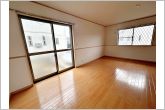のんびりくつろぐソファや、お食事を楽しむダイニングセットを置いても圧迫感はありません。