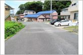 前面道路南西側公道。交通量の少ない静かな住環境です