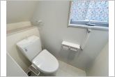 【1階トイレ】各フロア1カ所ずつシャワー機能付トイレを設置しており、忙しい朝の混雑も解消！