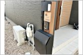 お洒落な一体型で場所を取らない、玄関前のカメラ付インターホン・ポスト