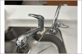 蛇口の先端に浄水器を内蔵。浄水器ごとホースを引き出せるのでシンクのお掃除も楽々