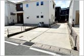 奥の建物になります。地域に密着した不動産販売でお客様のニーズに、経験豊富なスタッフが柔軟に対応させていただきます。