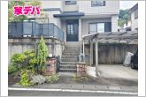 道路面より高い位置に玄関があり、通行の視線が届きにくい配置です
