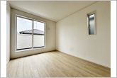 【洋室6帖】明るい寝室で心地のいい朝を迎えられそうです。
