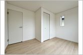 【洋室6帖】お子様の一人部屋に最適な居室です。クローゼット付きで自然とお片付けできる環境に！